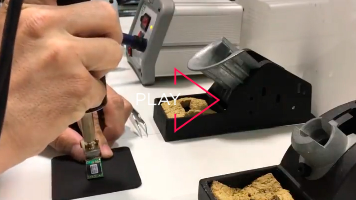 Neste vídeo mostraremos parte do processo de recuperação de dados de um pendrive com defeito eletrônico, onde nós iremos dessoldar o chip de memoraria para efetuarmos a leitura. Este trabalho só pode ser feito num Laboratório Avançado para não danificar o chip de memória que contém os dados.