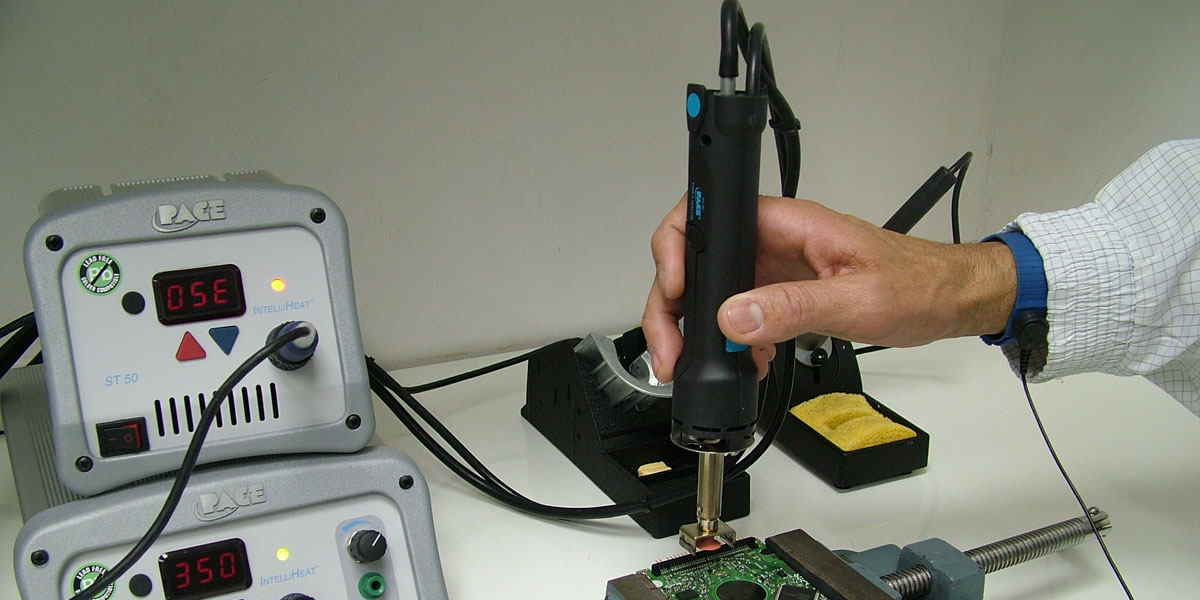 Estação de retrabalho PACE ST 115 utilizada pela DATADISK para dessoldagem precisa de memórias SMD em processos de recuperação de dados.