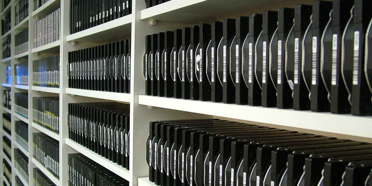 Estoque organizado com mais de 15 mil HDs doadores da DATADISK utilizados em processos técnicos de recuperação de dados.