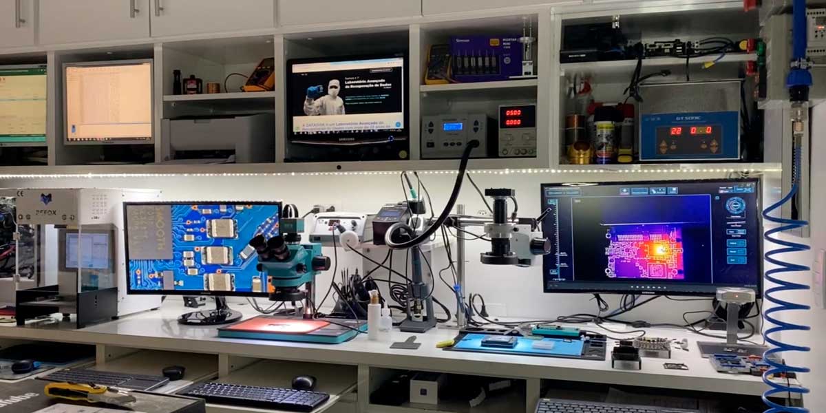 Laboratório avançado de recuperação de dados da DATADISK com diversos equipamentos técnicos em operação.