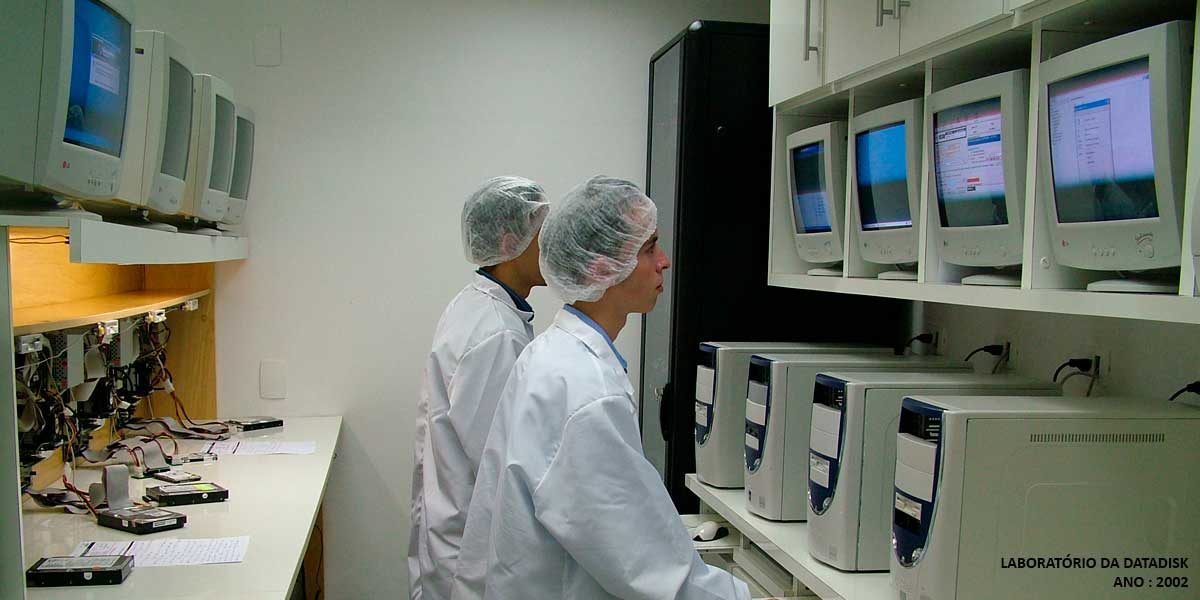 Registro histórico do laboratório da DATADISK em 2002 com mais de 12 máquinas dedicadas aos processos de recuperação de dados.