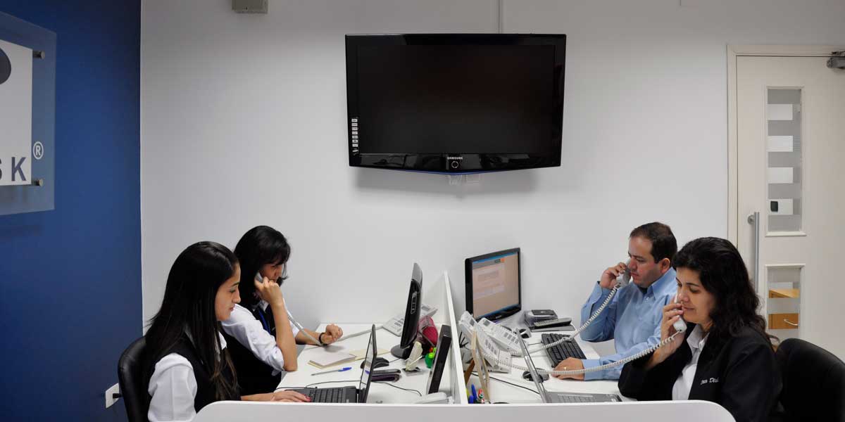 Equipe da DATADISK em 2006 na área de atendimento telefônico com infraestrutura dedicada para suporte aos clientes de recuperação de dados.