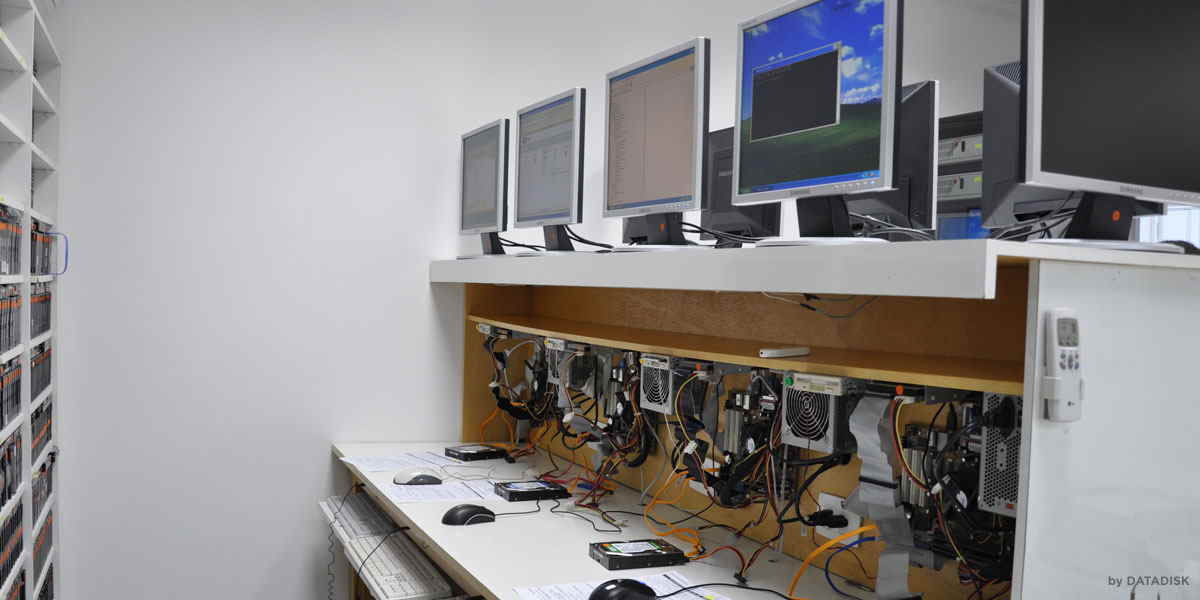 Laboratório da DATADISK em 2007 com estações de trabalho modernizadas com monitores LCD para processos técnicos de recuperação de dados.