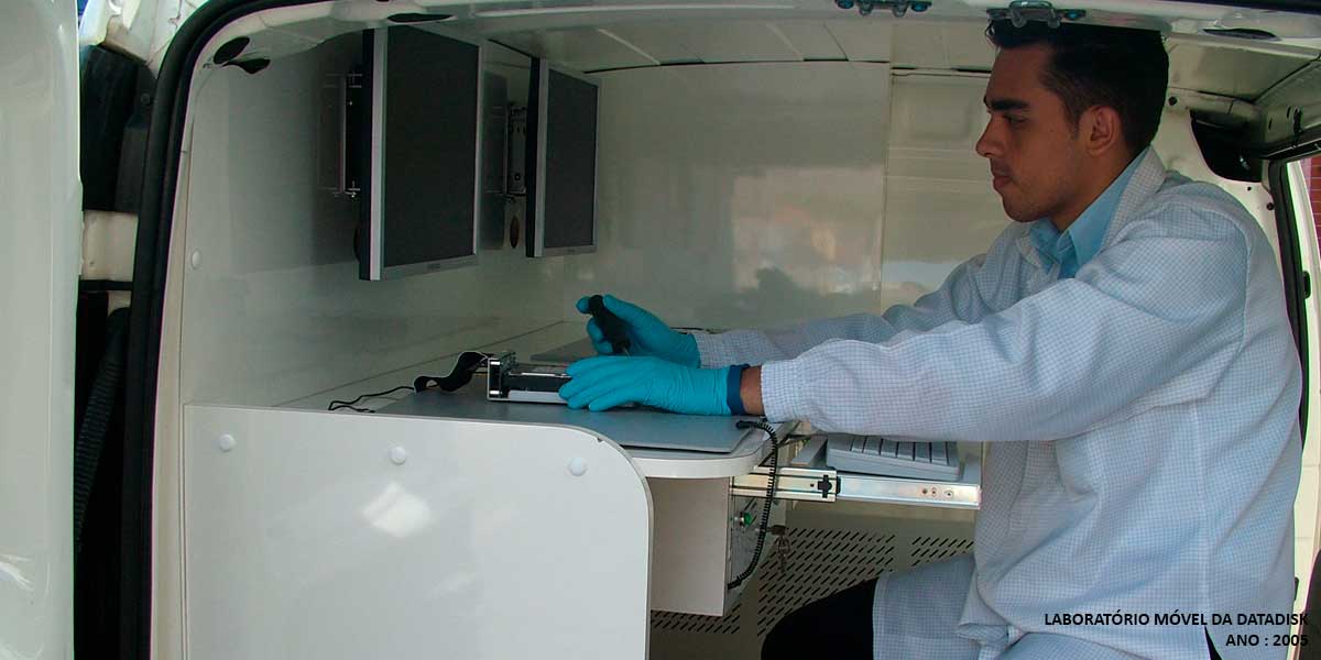 Laboratório Móvel da DATADISK em 2005 criado para atendimento técnico em campo de servidores, storages e casos complexos de recuperação de dados.