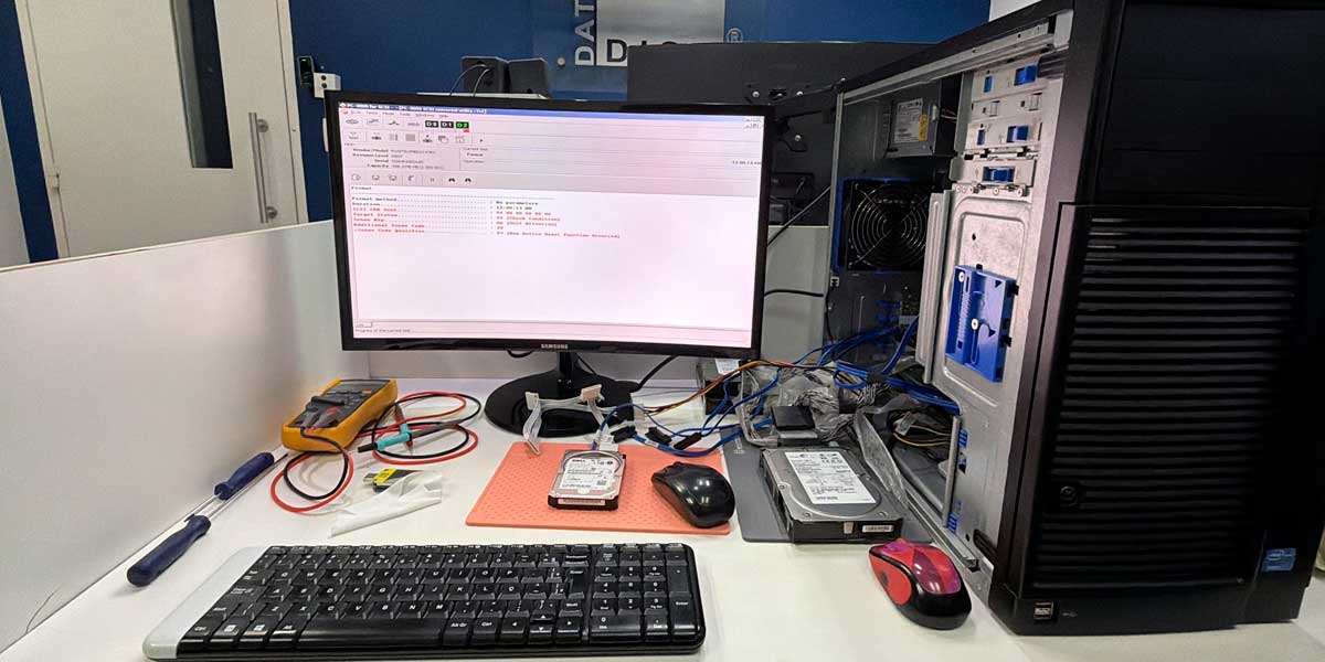 Estação de trabalho da DATADISK realizando leitura setorial de um HD Seagate Cheetah 10K.7 ST3146707LC utilizado em servidores.