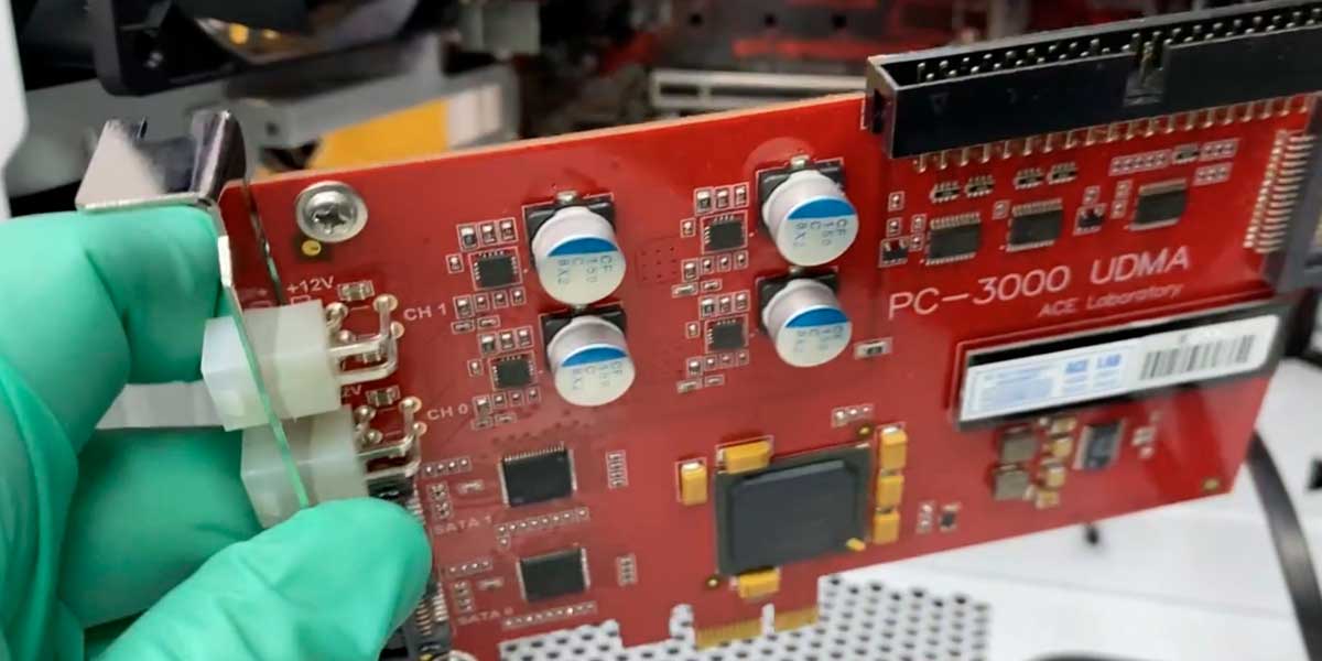 Novo hardware PC-3000 UDMA recebido pela DATADISK em 2012 para diagnóstico e recuperação de dados em discos rígidos de múltiplos fabricantes.