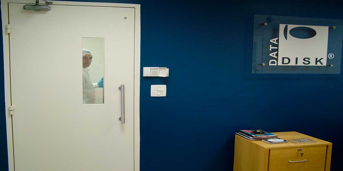 Porta blindada de acesso ao laboratório da DATADISK com controle físico para proteção das informações dos clientes.