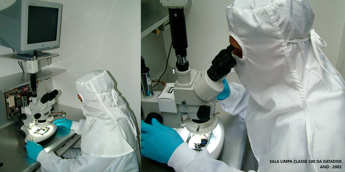 Sala Limpa Classe 100 da DATADISK em 2001 com microscópio analógico e câmera para documentação técnica de casos de recuperação de dados.