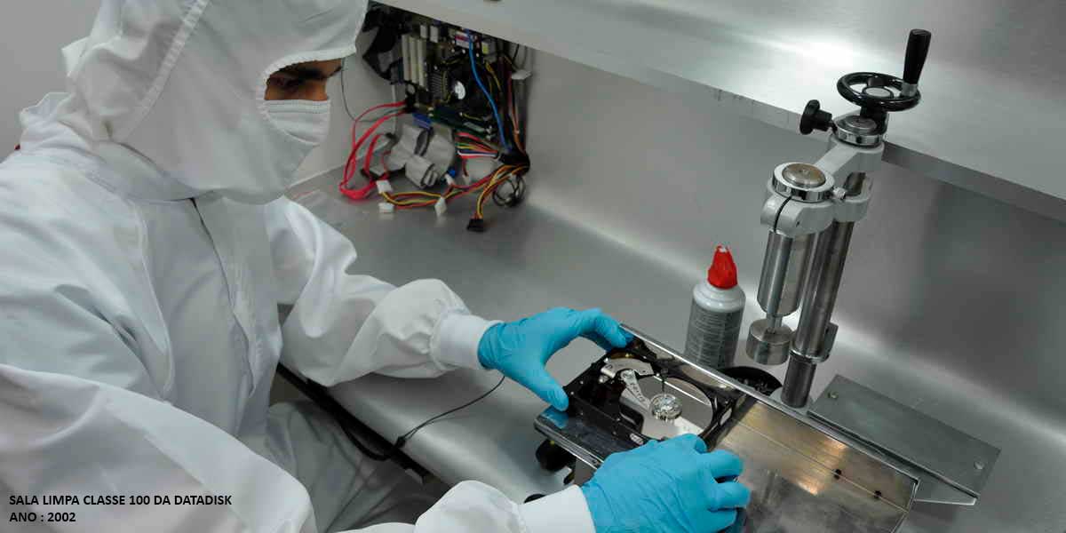 Registro histórico da Sala Limpa Classe 100 da DATADISK em 2002, com equipamento desenvolvido para suporte e manipulação precisa de discos rígidos em recuperação de dados.