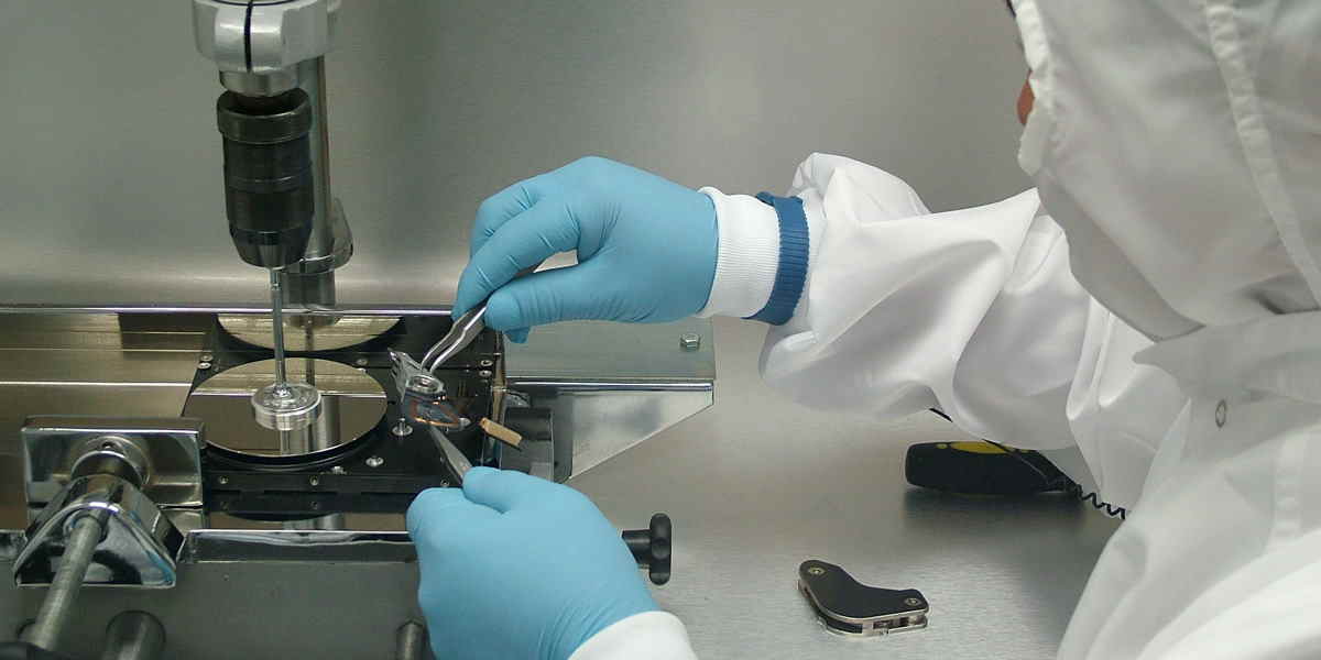 Troca do Conjunto de Cabeças do HD na Sala Limpa da DATADISK