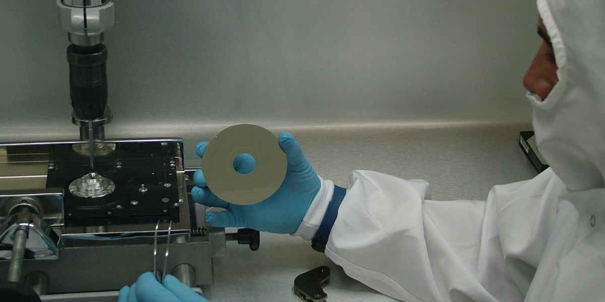 Manipulação do prato magnético do HD na Sala Limpa da DATADISK