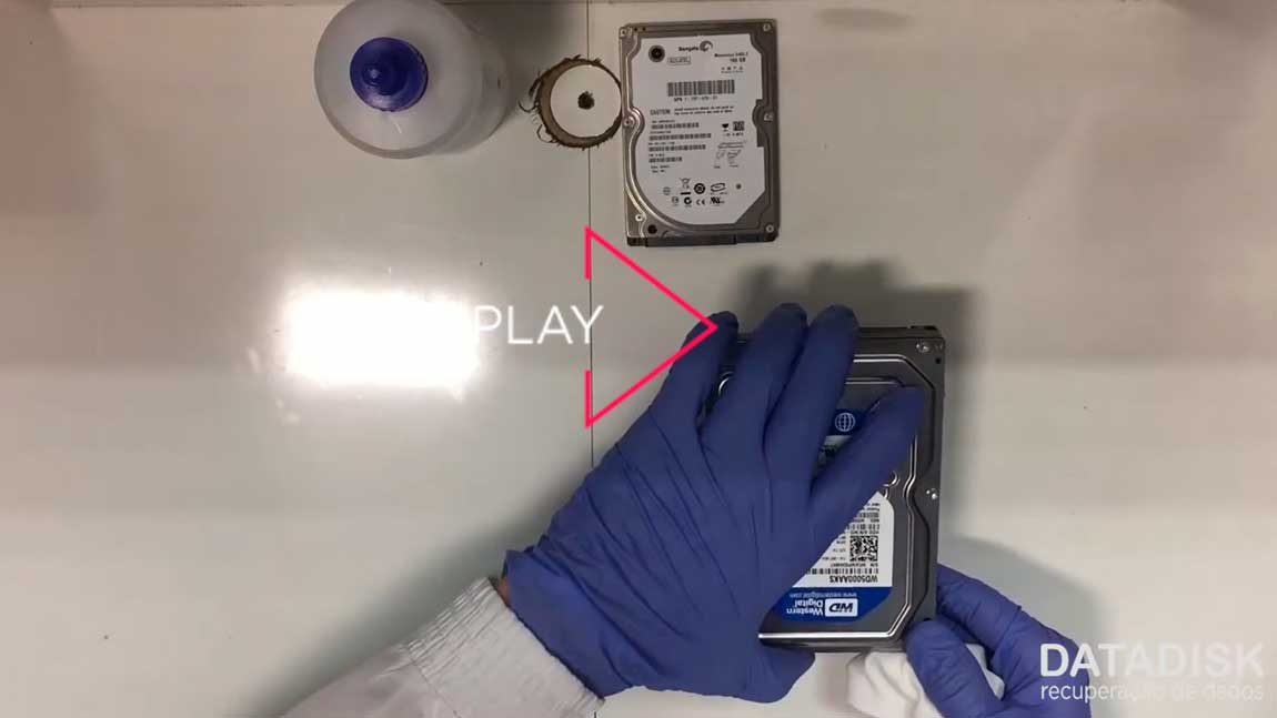 Veja como preparamos um HD para ser aberto dentro da Sala Limpa classe 100, este é uma das etapas