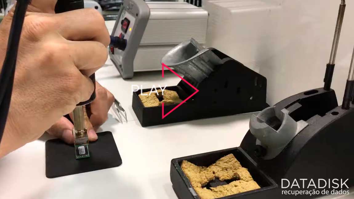 Neste vídeo estamos mostrando a dessoldagem da memória TSP48 do pendrive usando ferramentas da PACE