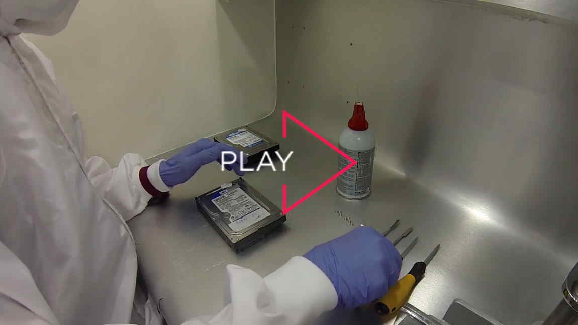 Aqui você poderá assistir como são os trabalhos de troca do conjunto de cabeças de leitura do HD na Sala Limpa da DATADISK