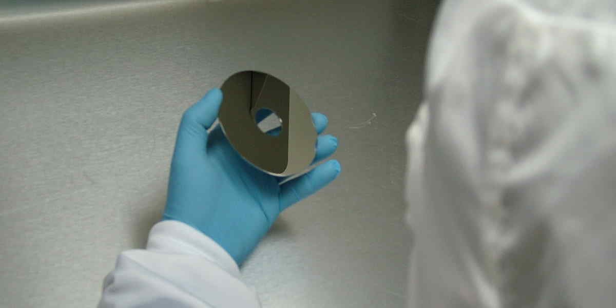 Manipulando prato magnético do HD na Sala Limpa da DATADISK