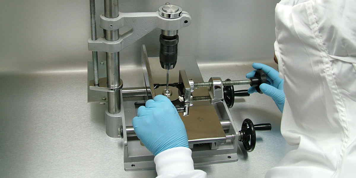 Trabalhando com HD de 2,5 polegadas na Sala Limpa para Recuperação de Dados da DATADISK