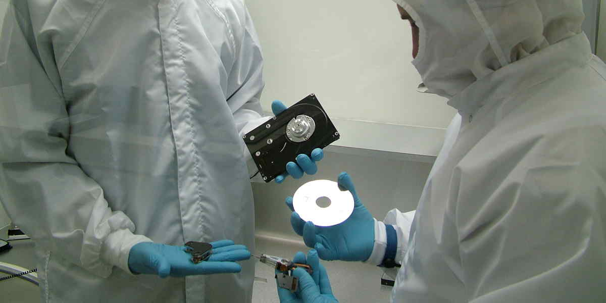 Veja o HD desmontado na mão do técnico dentro da Sala Limpa na DATADISK