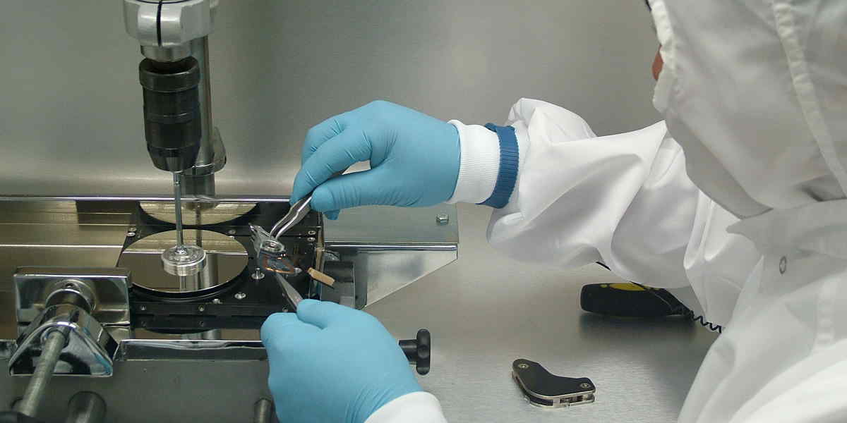 Troca do Conjunto de Cabeças do HD na Sala Limpa da DATADISK