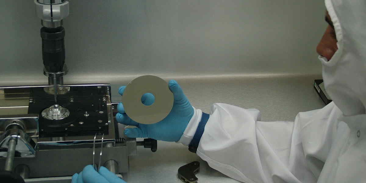 Manipulação do prato magnético do HD na Sala Limpa da DATADISK