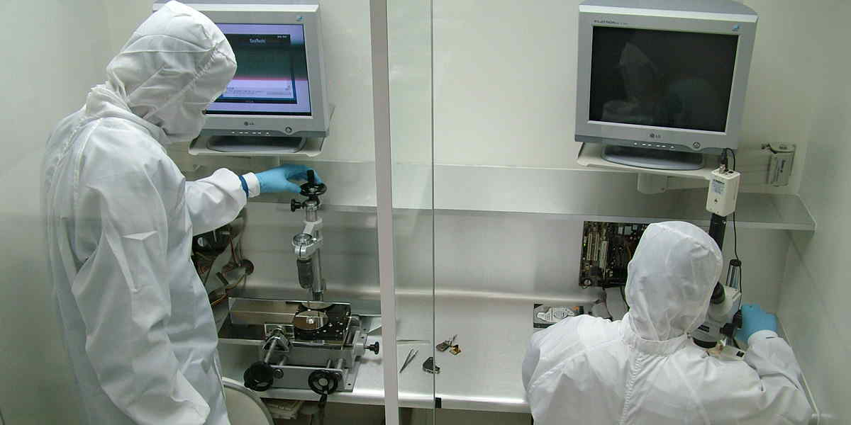 Calibração do eixo do motor e Analise do prato magnético do HD na Sala Limpa da DATADISK