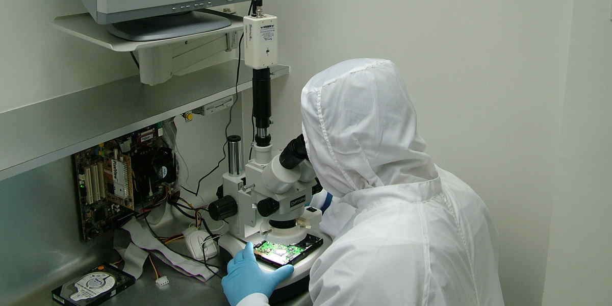 Analisando a PCB do HD com microscópio para Recuperação de Dados na DATADISK