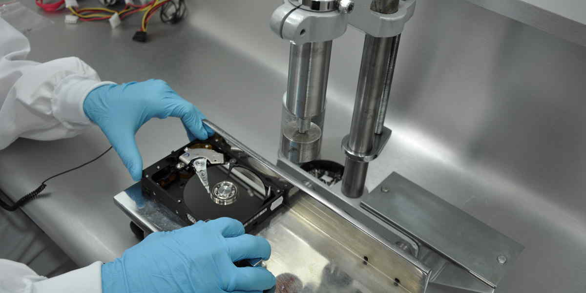 Recuperação de Dados, Fazendo a troca de cabeças de leitura do HD na Sala Limpa da DATADISK