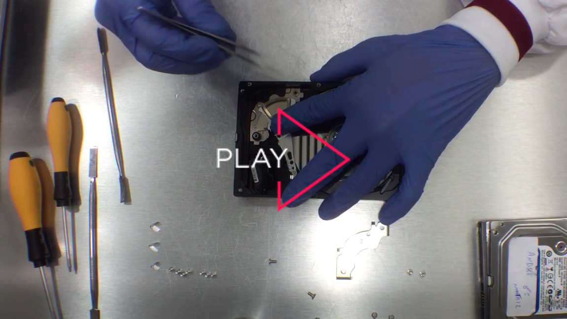 Veja como é efetuado a troca do conjunto de cabeças na Sala Limpa classe 100