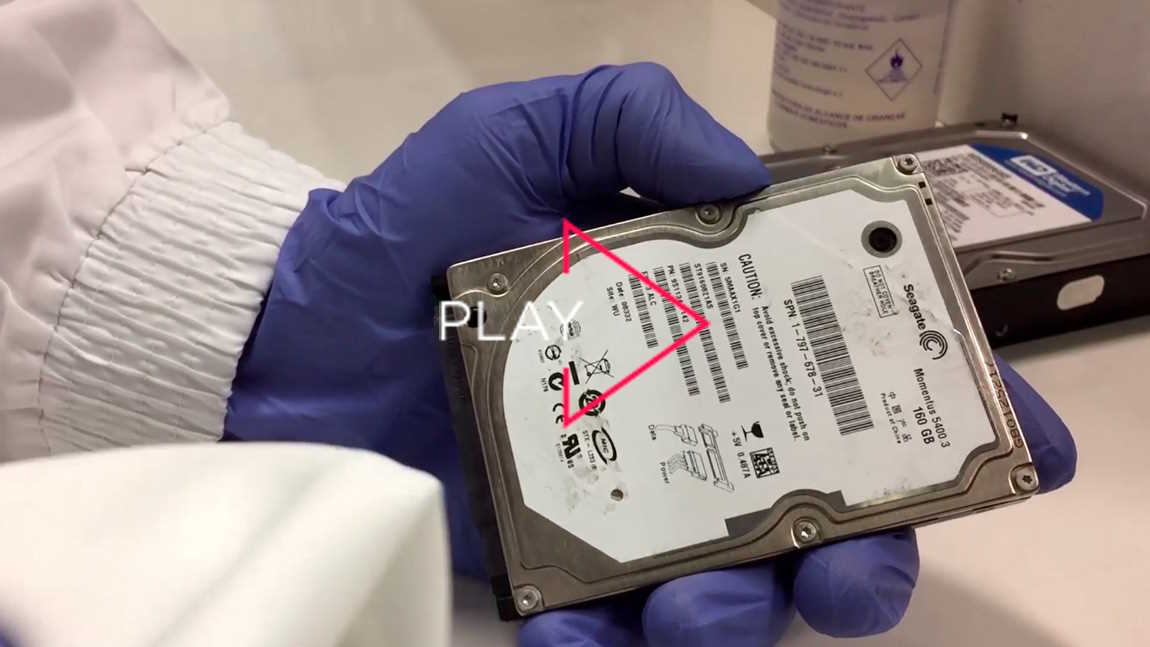 Aqui você poderá assistir como são os trabalhos de troca do conjunto de cabeças de leitura do HD na Sala Limpa da DATADISK